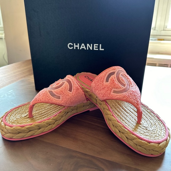 *BRAND NEW* CHANEL Pink CC Logo Thong Sandals Size 40 - Picture 1 of 8